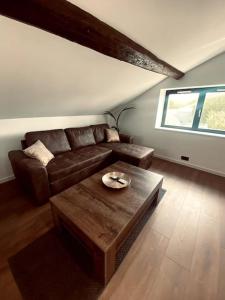 a living room with a couch and a coffee table at Appartement 1000 et une nuits in Saint-Avold