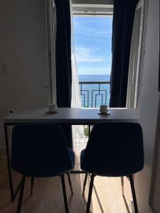 un tavolo con due sedie e una vista sull'oceano di Lungomare Apartments a Petrovac na Moru