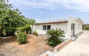 Una casa blanca con plantas delante de ella. en Amazing Home In Santa Maria Del Focall, en Santa Maria del Focallo 19 fotos más