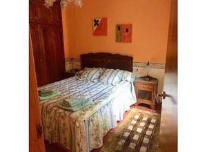- une chambre avec un lit dans l'établissement Ferienhaus für 3 Personen 1 Kind ca 70 qm in Brin, Galicien Binnenland von Galicien, à Brion