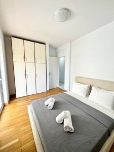 a bedroom with two towels on a bed at Blue Note Resort & Club in Athens