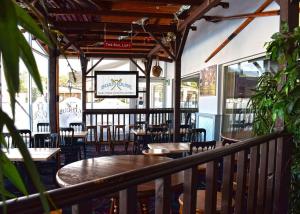 - un restaurant avec des tables et des chaises dans une salle dans l'établissement Lakeside Holiday Park, à Burnham-on-Sea