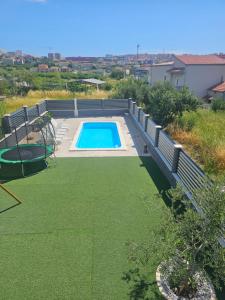 vista sul tetto di una piscina in un cortile di Apartment AS MOON with swimming pool a Spalato (Split)