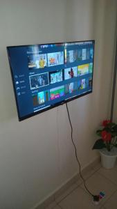 TV o dispositivi per l'intrattenimento presso Georgia Furnished Apartments