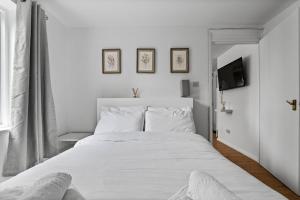 a white bedroom with a large white bed at Shades of white in Mill Hill in Hendon