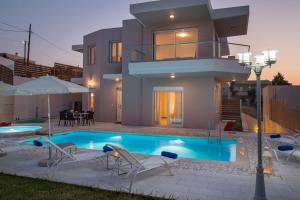 Bazén v ubytování Koukos Villas nebo v jeho okolí