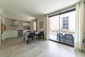 Kuchyň nebo kuchyňský kout v ubytování Calafell Seaside Escape