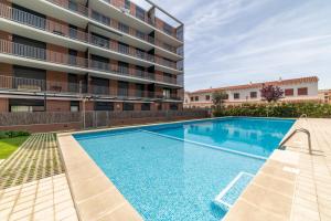 Bazén v ubytování Calafell Seaside Escape nebo v jeho okolí