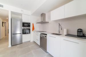 Kuchyň nebo kuchyňský kout v ubytování Calafell Seaside Escape + 15 fotografií