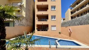 ein Schwimmbad vor einem Gebäude in der Unterkunft JORA 3A - apartamento in L'Estartit