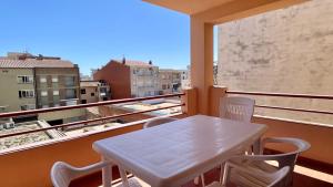 ein weißer Tisch und Stühle auf einem Balkon mit Aussicht in der Unterkunft JORA 3A - apartamento in L'Estartit