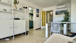 ein Zimmer mit einem Schreibtisch und einem Tisch und Stühlen in der Unterkunft JORA 3A - apartamento in L'Estartit