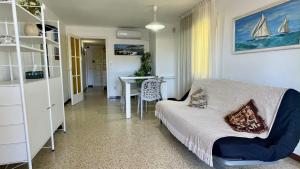 ein Schlafzimmer mit einem Bett, einem Tisch und einem Schreibtisch in der Unterkunft JORA 3A - apartamento in L'Estartit + 19 Fotos