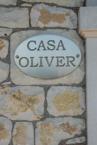 Montecchia di CrosaraにあるCasa Oliverの石垣の看板