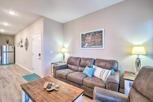 布兰森New Condo No stairs, Branson Skyline, Games Arcade, Central的带沙发和桌子的客厅