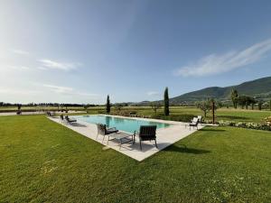 Borgo Degli Angeli Resort e Spa内部或周边的泳池