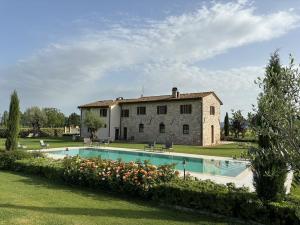 圣维塔勒Borgo Degli Angeli Resort e Spa的一座大房子,前面设有一个游泳池