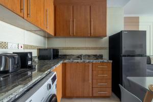Kuchyň nebo kuchyňský kout v ubytování GuestReady - Luxe Studio with JLT Park View