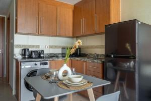 Kuchyň nebo kuchyňský kout v ubytování GuestReady - Luxe Studio with JLT Park View