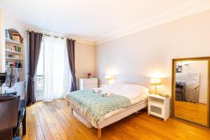 GuestReady - Arc de Triomphe Colorful Escape