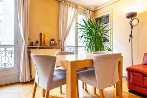 GuestReady - Arc de Triomphe Colorful Escape