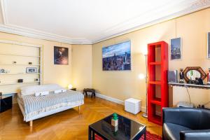 GuestReady - Arc de Triomphe Colorful Escape