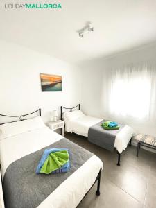 een hotelkamer met 2 bedden en een raam bij Lakeside Plaza - Alcúdia Beach in Alcudia