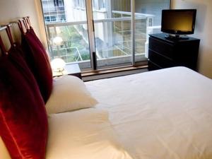 Short Stay Paris Apartments tesisinde bir odada yatak veya yataklar