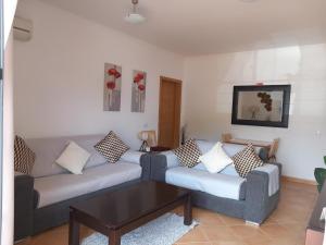 een woonkamer met 2 banken en een salontafel bij Portugal Home in Lagos