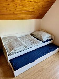 Postel nebo postele na pokoji v ubytování Chata U Elka