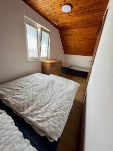 Postel nebo postele na pokoji v ubytování Chata U Elka