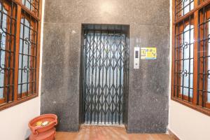una puerta de metal en una habitación con ventanas en FabHotel SV Orchids Jubilee Hills, en Hyderabad