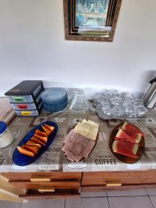 杰里科科拉Pousada Maria Sara的一张桌子,上面放着肉、奶酪和其他食物