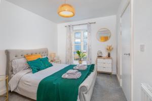 1 dormitorio con 1 cama con manta verde en Mariners Point, en Hartlepool