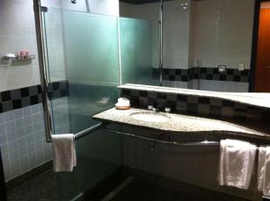 uma casa de banho com um lavatório e um espelho em South American Copacabana Hotel no Rio de Janeiro