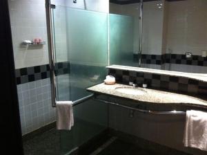 uma casa de banho com um lavatório e um espelho em South American Copacabana Hotel no Rio de Janeiro