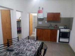 Köök või kööginurk majutusasutuses Alquileres del oeste
