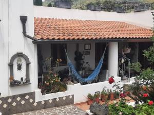 una casa con techo de baldosas rojas y plantas en Bed and Breakfast Villa Angelina, en Lipari