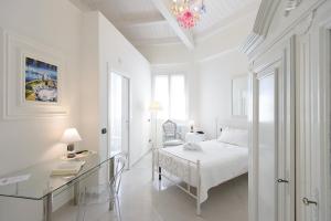 um quarto branco com uma cama e uma secretária em Hotel San Giovanni em San Giovanni in Persiceto