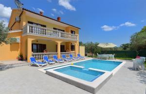 uma villa com piscina em frente a uma casa em Ferienhaus mit Privatpool für 16 Personen ca 190 qm in Vodnjan, Istrien Istrische Riviera em Vodnjan