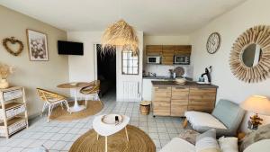 Køkken eller tekøkken på Studio Le golf, piscine & océan