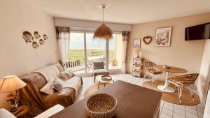 Et opholdsområde på Studio Le golf, piscine & océan