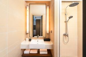 佛山市にあるSSAW Boutique Hotel Foshan Qiandeng Lakeのバスルーム(シンク、シャワー付)