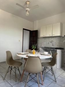 cocina con mesa y sillas en una habitación en Residencial Castelinho, en Mucuri