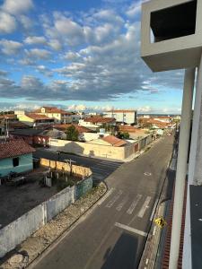vistas a una calle de una ciudad con edificios en Residencial Castelinho, en Mucuri
