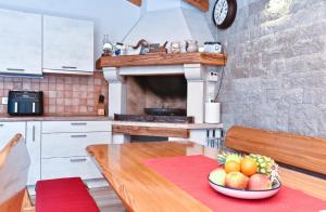 Кухня или кухненски бокс в Ferienwohnung für 4 Personen ca 40 qm in Medulin, Istrien Südküste von Istrien - b55151