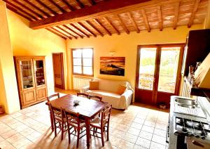 een woonkamer met een tafel en een bank bij Relais Poggio Del Melograno in Montecatini Val di Cecina