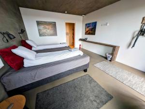 Hrífunes Hótel Hrífunes by Ourhotels的配有枕头的床的客房