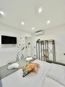 1 dormitorio blanco con 1 cama con 2 almohadas en Oltremare en Bari