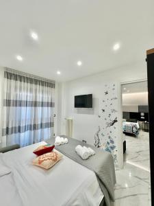 Un dormitorio con una cama blanca con toallas. en Oltremare en Bari